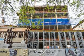 Construction of the monolithic structure of the office building PRAGA Office & Garden reached the highest level