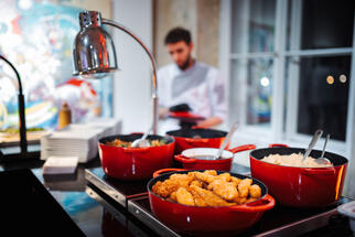 Czechs eat lunch in the office, fast food is on the decline. A new survey reveals trends in eating habits of Czechs during working hours
